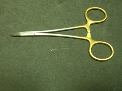 For a better handling of the wire I use a small surgeon's needle holder