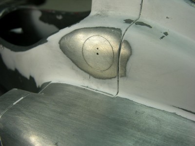 The panel lines of the closed fuel inlet at the opposite side was scribed with a circle with two metal pins.